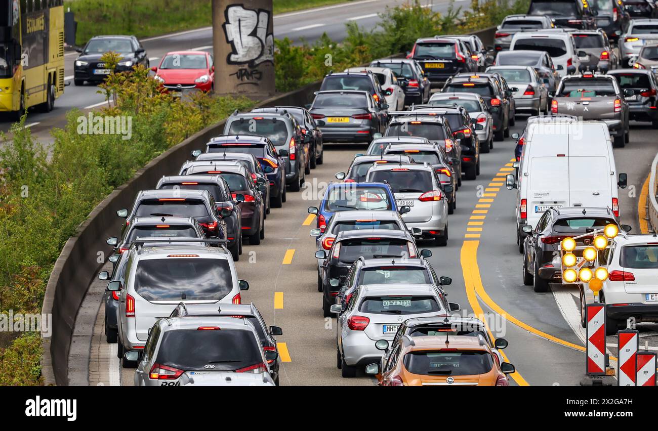 Duisburg, Nordrhein-Westfalen, Deutschland - Stau auf der Autobahn A40 am Autobahnkreuz Kaiserberg. Die belebte Gegend mit den Autobahnen A40 und A3 hat viel zu bieten Stockfoto