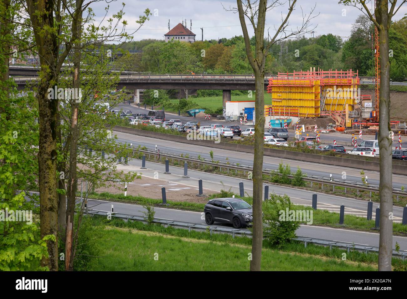 Duisburg, Nordrhein-Westfalen, Deutschland - Stau auf der Autobahn A40 am Autobahnkreuz Kaiserberg. Die belebte Gegend mit den Autobahnen A40 und A3 hat viel zu bieten Stockfoto