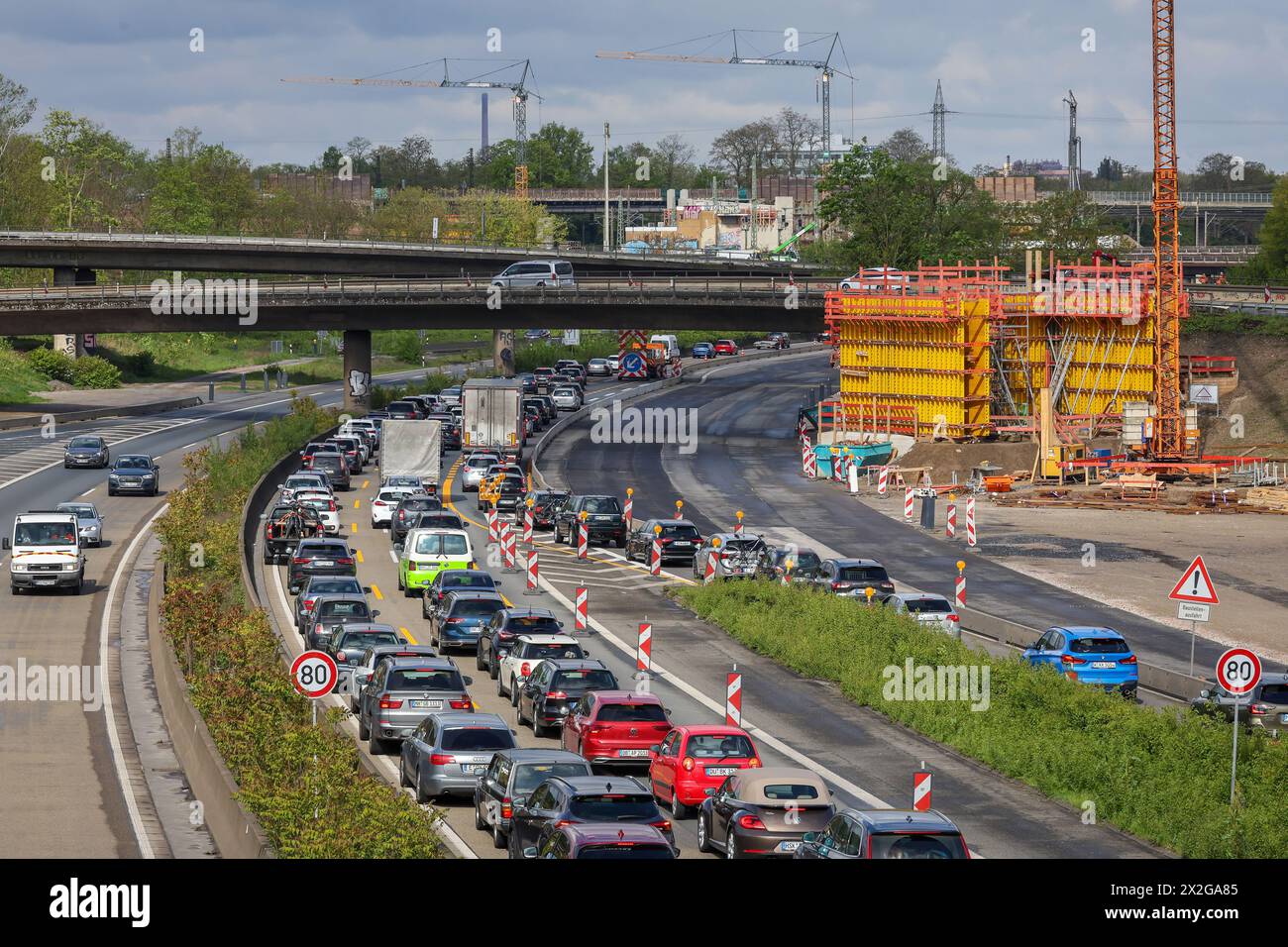 Duisburg, Nordrhein-Westfalen, Deutschland - Stau auf der Autobahn A40 am Autobahnkreuz Kaiserberg. Die belebte Gegend mit den Autobahnen A40 und A3 hat viel zu bieten Stockfoto