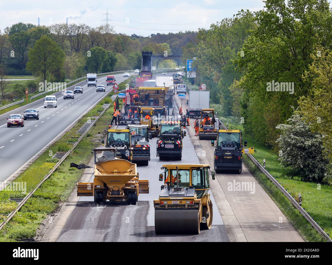 Wesel, Nordrhein-Westfalen, Deutschland - Straßenbau, Asphaltfertiger und Straßenwalzen legen neuen Asphalt auf der Autobahn A3 an, monatelange Renovierung Stockfoto