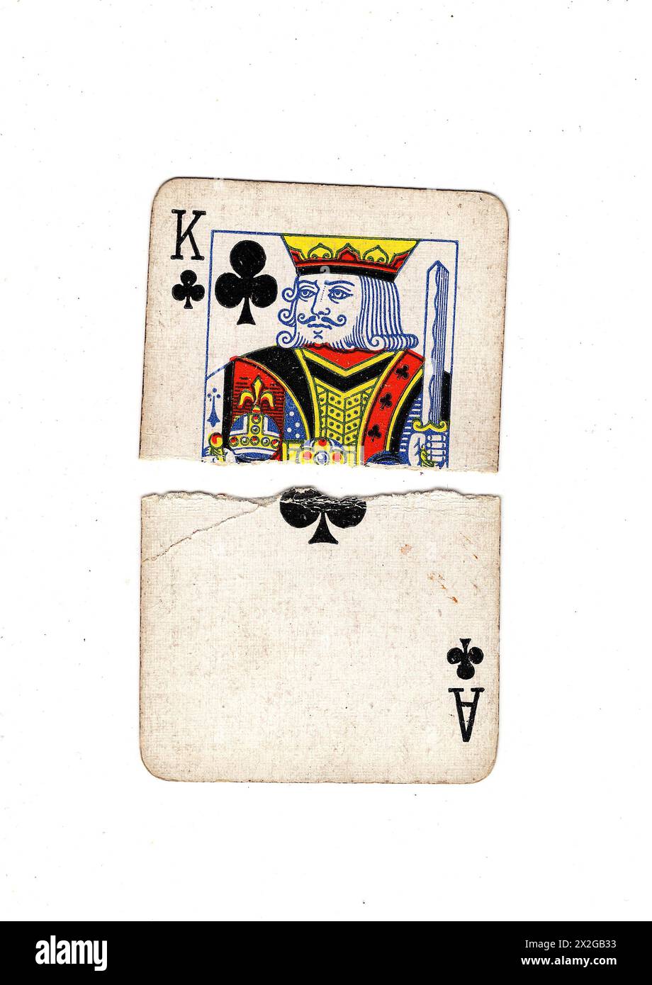 Zerrissene Hälften von Vintage-Spielkarten, die ein Ass und einen König von Clubs auf weißem Hintergrund zeigen. Stockfoto