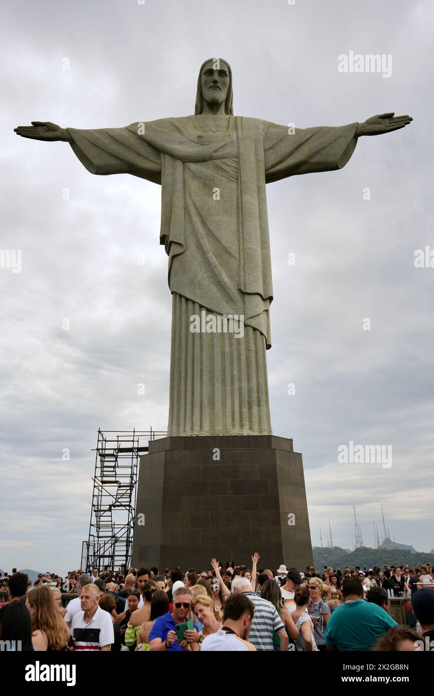 Aus nächster Nähe sehen Sie die Statue Christi des Erlösers, mit Touristen an der Basis, die nach oben schauen. Stockfoto