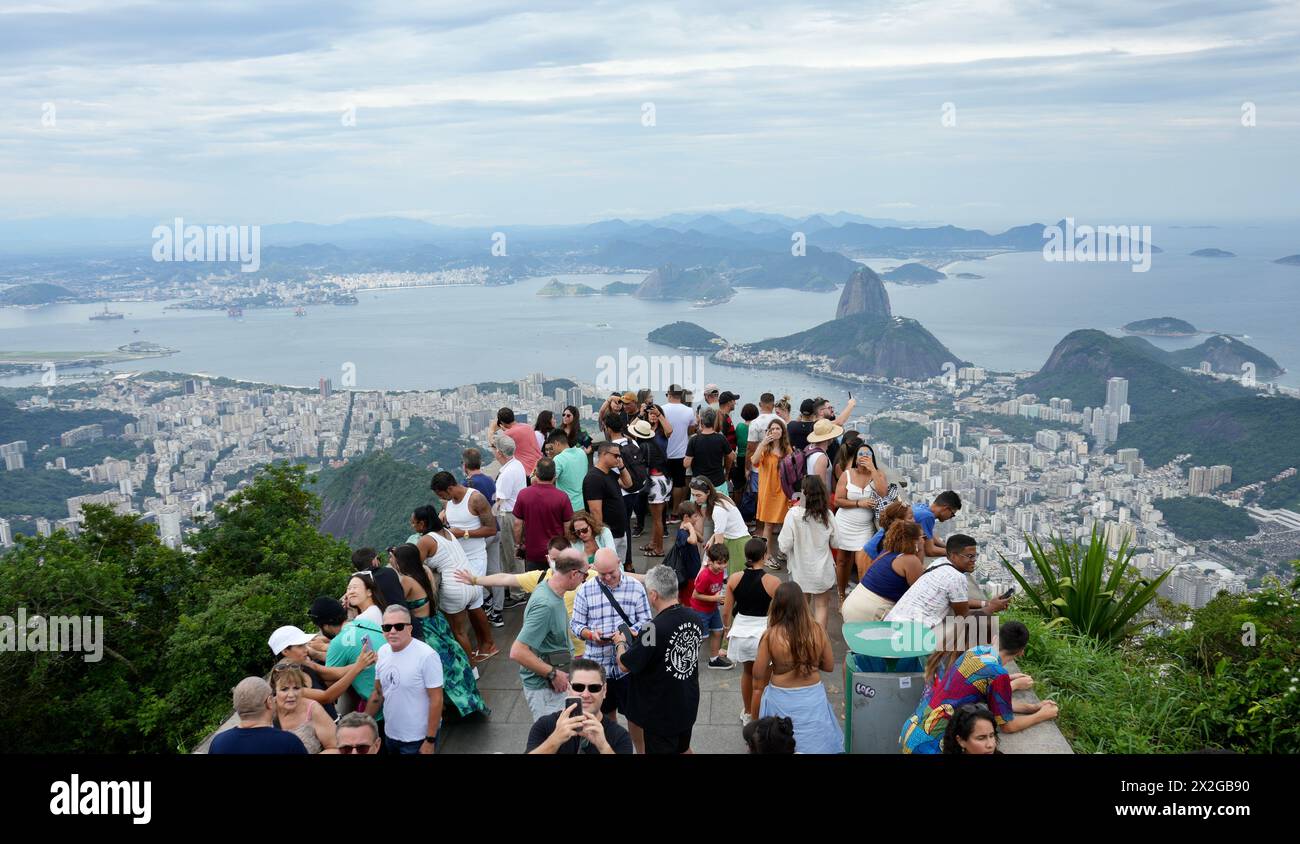 Touristen machen Selfies von der Aussicht auf Rio vom Fuß der Christusstatue. Stockfoto