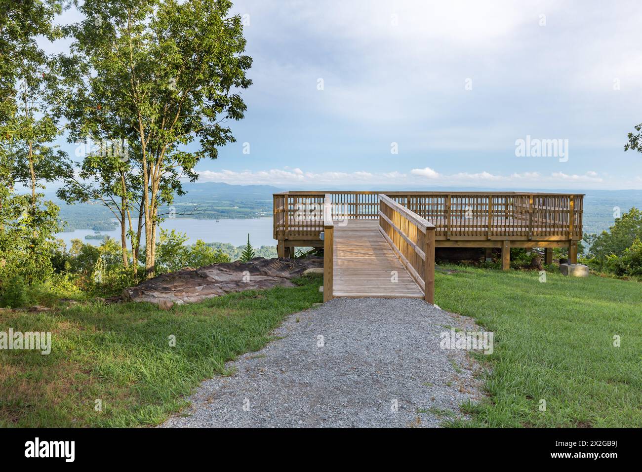 Holzterrasse mit Blick auf den Weiss Lake im Cheyenne Rock Village in der Nähe von Leesburg, Alabama Stockfoto