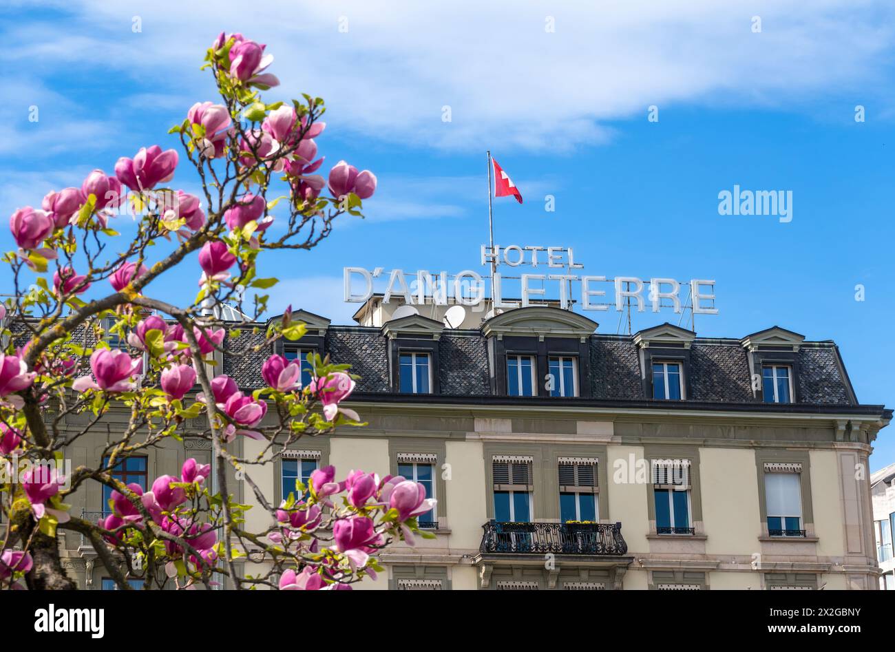 Genf, Schweiz - 5. April 2024: Das 5-Sterne-Hotel Angleterre liegt am Ufer des Genfer Sees Stockfoto