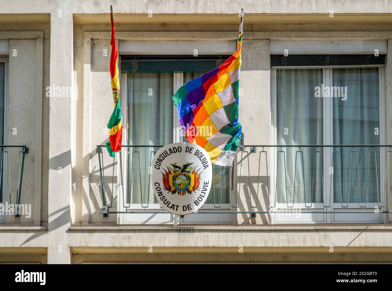 Genf, Schweiz - 5. April 2024: Bolivianisches Konsulat in Genf - Flaggen, Wappen und Inschriften Stockfoto