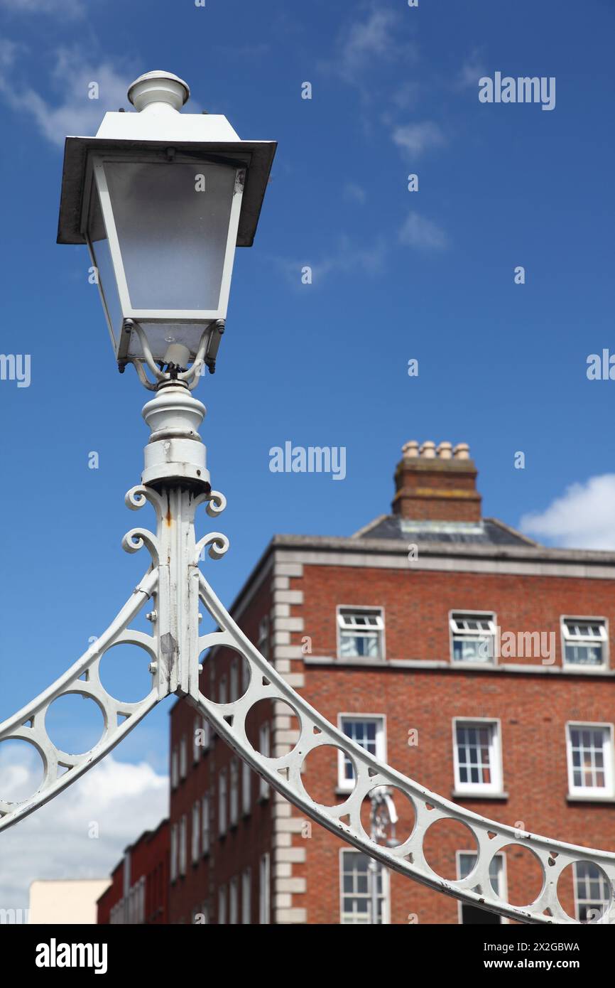Weiße Laterne der Ha'Penny Bridge über den Fluss Liffey in Dublin, Irland Stockfoto