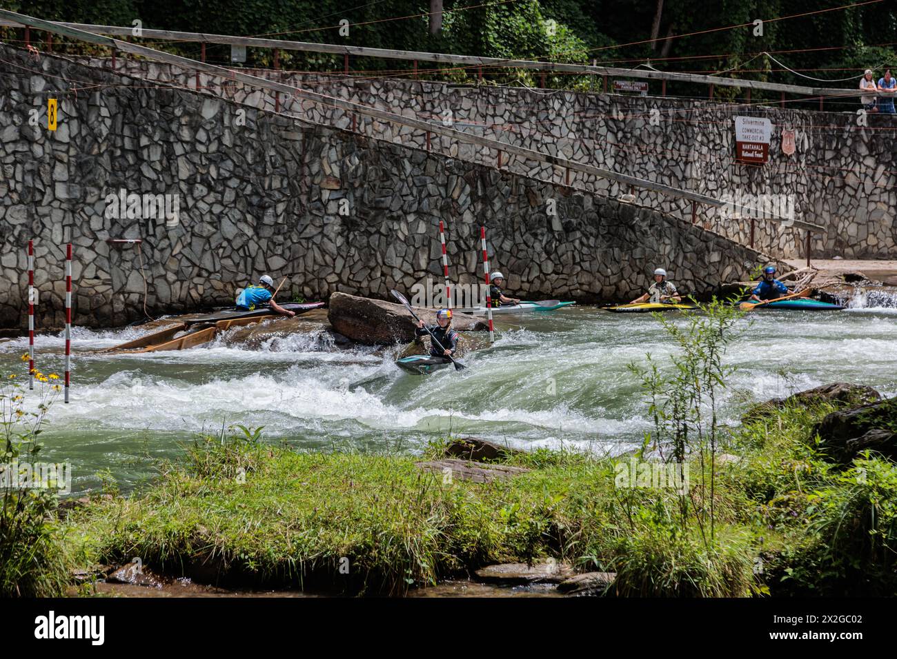 Olympian Evy Leibfarth, der Slalom übt, läuft im Nantahala Outdoor Center in der Nähe von Bryson City, North Carolina Stockfoto