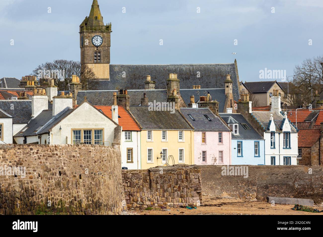 Eine Reihe farbenfroher Häuser am Meer Anstruther, Fife, Schottland Stockfoto