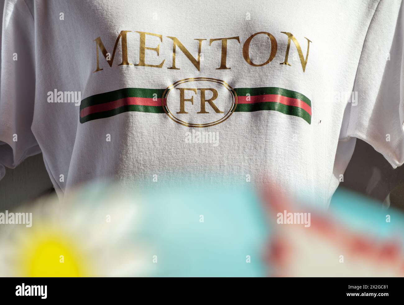 Menton, Frankreich - 9. April 2024: Weißes Sommer-T-Shirt mit der Aufschrift Menton Fr. Stockfoto