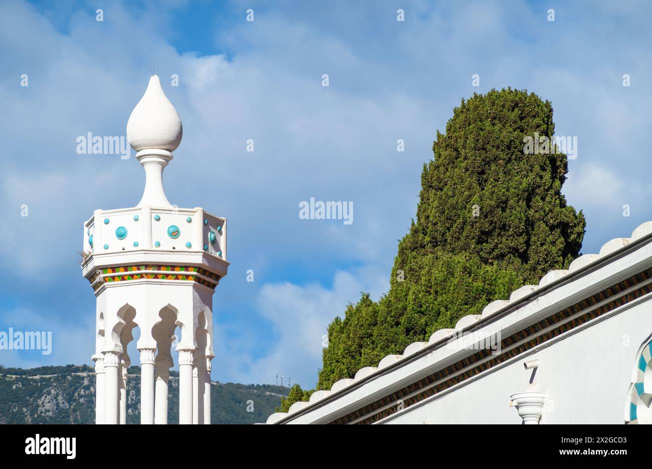 Menton, Frankreich - 9. April 2024: Architektonische Details des Orient Palace Hotels Stockfoto