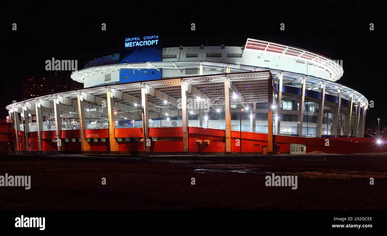 MOSKAU - 28. MÄRZ: Palast des Sports Megasport in der Nacht am 28. März 2010 in Moskau, Russland. Gebäudeform erinnert an Schraube - zylindrisches Volumen W Stockfoto