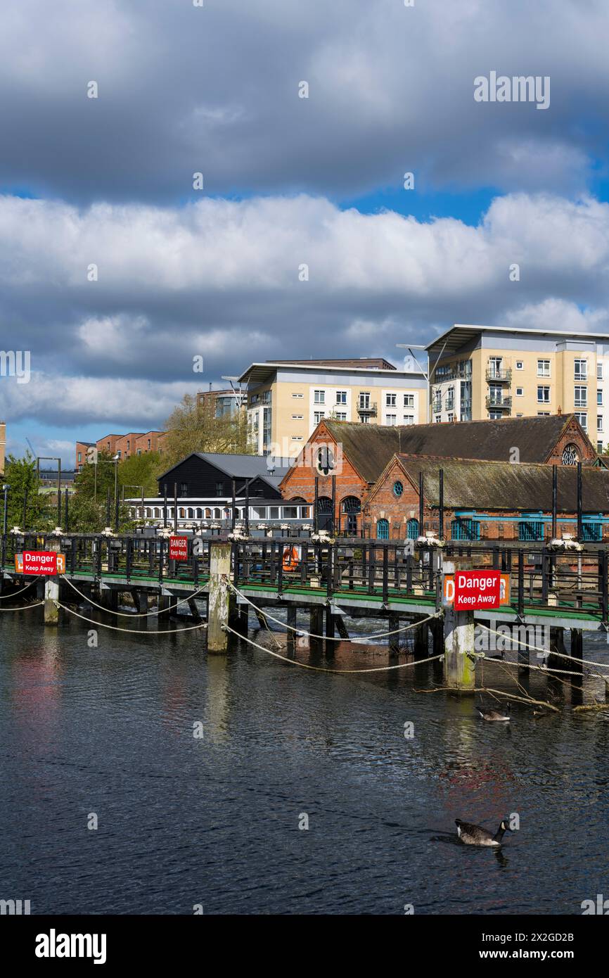Wier in Blakes Lock, Kennet and Avon Canal, Reading, Berkshire, England, Großbritannien. GB Stockfoto