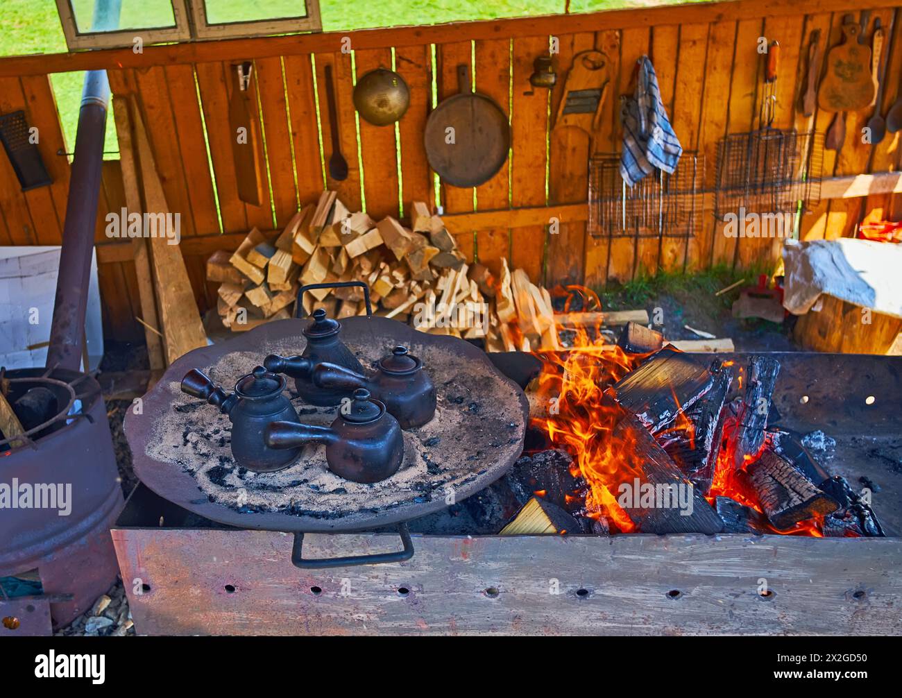 Das Tablett mit Kaffeekannen, Brühen auf dem offenen Feuer des alten Braizer, Mountain Valley Peppers Handwerksdorf, Ukraine Stockfoto
