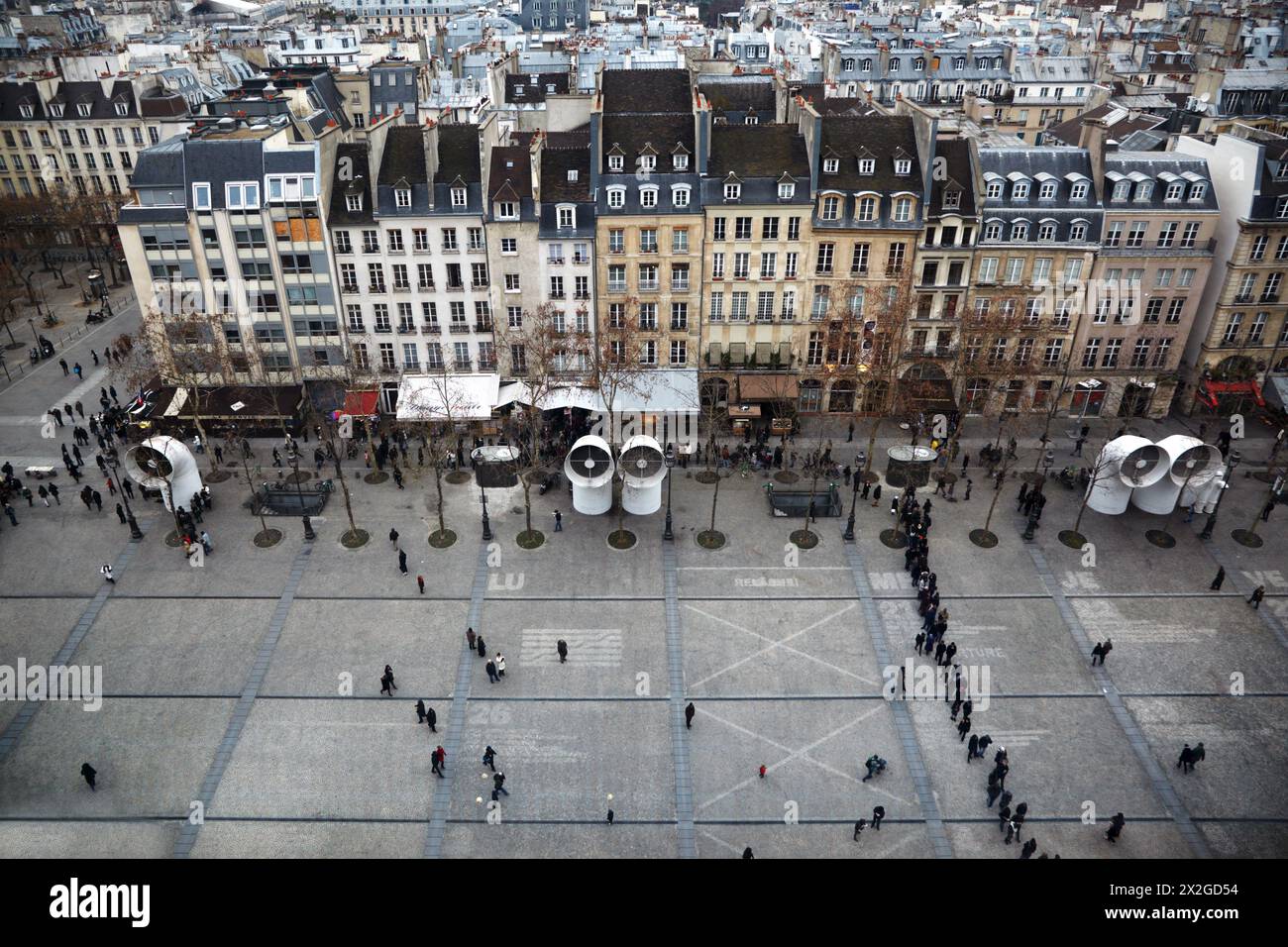 Blick auf den Platz Georges Pompidou vom Zentrum Georges Pompidou. Stockfoto
