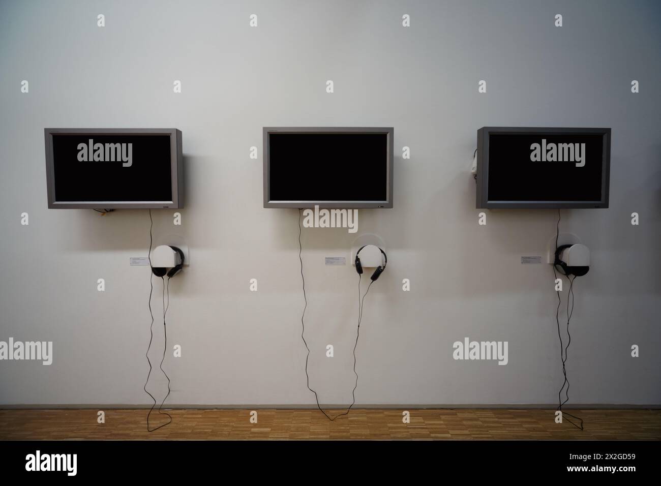 Monitore und Kopfhörer an der Wand. Stockfoto