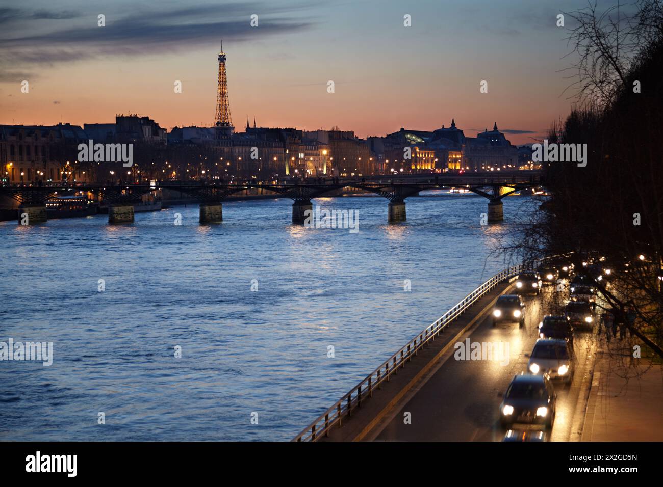 Blick auf die seine, die Kunstbrücke, den Eiffelturm am Abend. Stockfoto