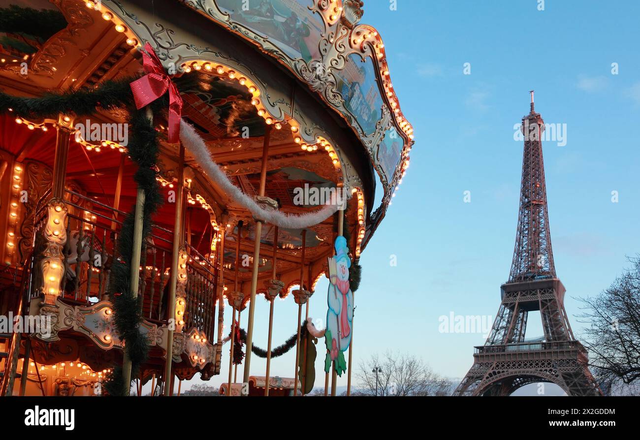 Vintage Karussell mit weißen Pferden in der Nähe des Eiffelturms in Paris, Frankreich Stockfoto