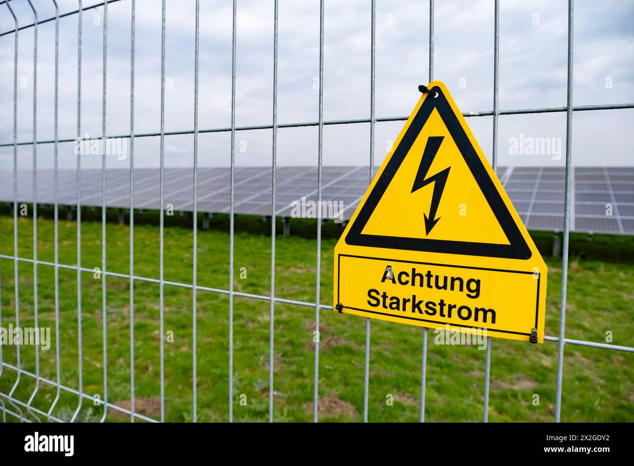 Gelbes Warnschild Solar Farms, die Solarenergie durch Photovoltaik-Panels erfassen, die Solarzellen enthalten, verwandeln Sonnenlicht in Strom, Sust Stockfoto