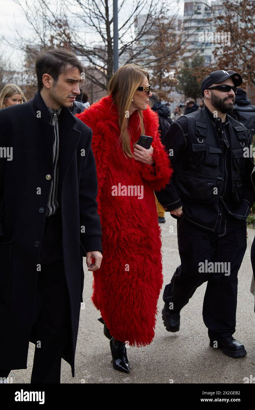 MAILAND, ITALIEN - 24. FEBRUAR 2024: Anna dello Russo mit rotem Pelzmantel vor der Modeschau Ferragamo, Mailand Fashion Week Street Style Stockfoto
