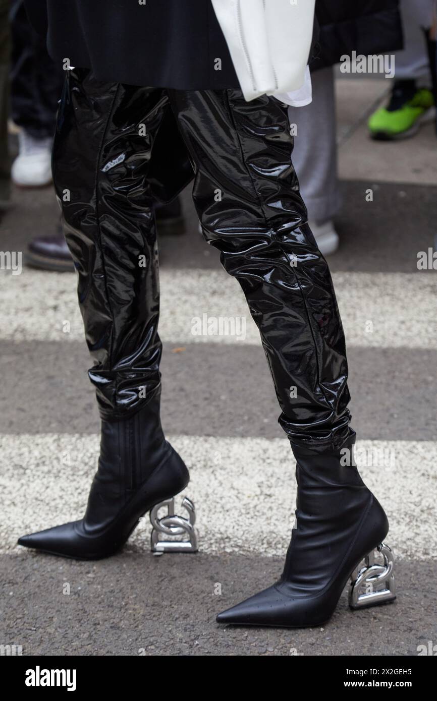 MAILAND, ITALIEN - 24. FEBRUAR 2024: Frau mit Dolce und Gabbana schwarzen Lederschuhen und Plastikhosen vor der Modeschau Dolce und Gabbana in Mailand Stockfoto