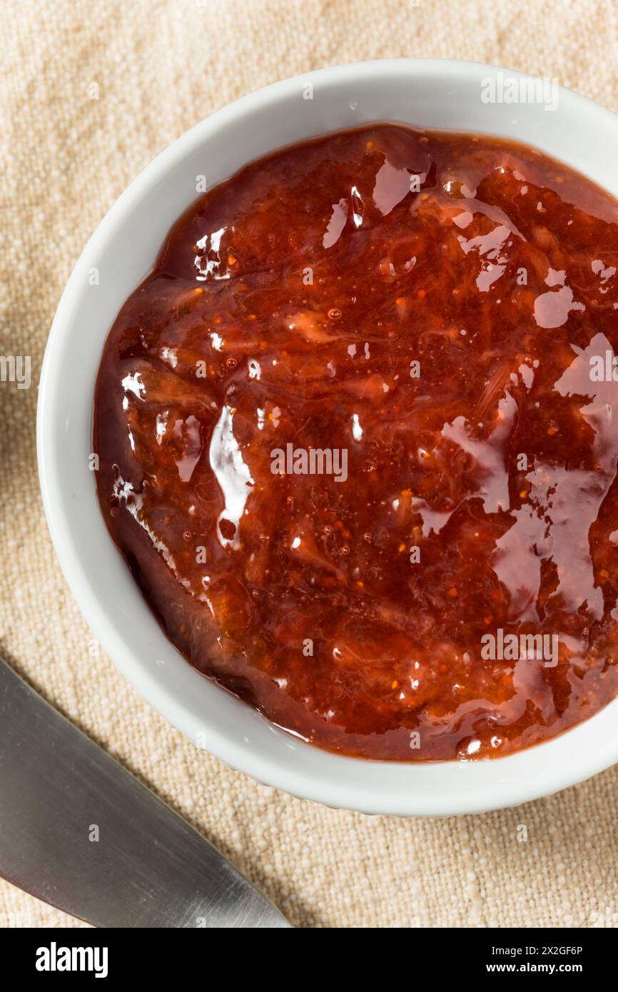 Bio-Marmelade aus roter Erdbeere für Toast Stockfoto