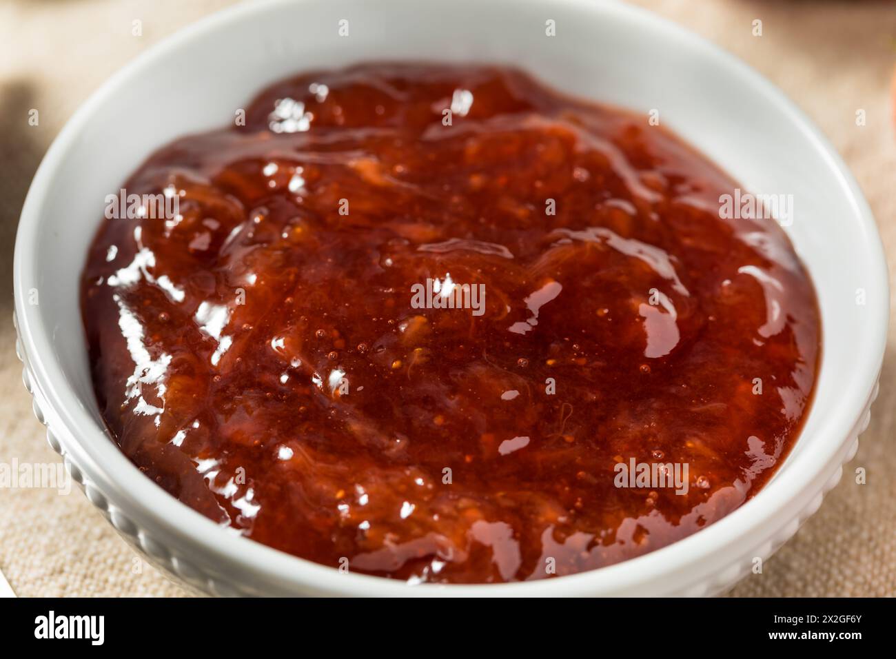Bio-Marmelade aus roter Erdbeere für Toast Stockfoto