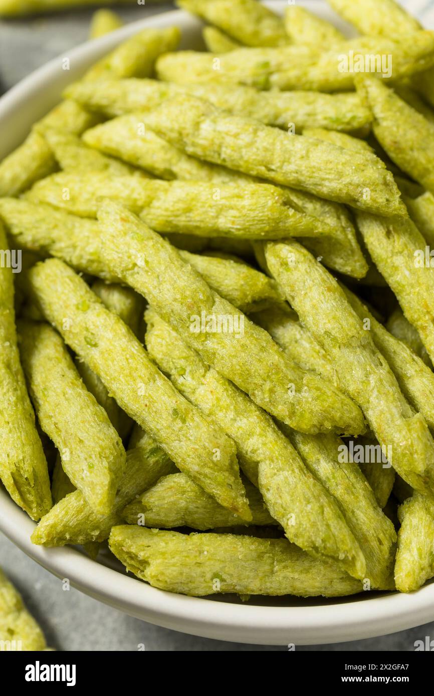 Gebratene Snap Pea Chips mit Meersalz Stockfoto