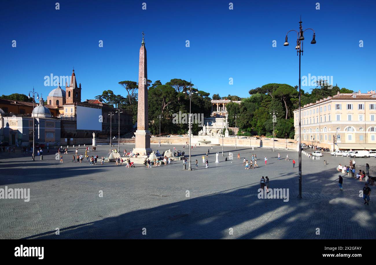 Obelisk auf der Piazza del Popolo und Wasser fließt aus einem alten Aquädukt Aqua Vergine in Rom, Italien Stockfoto