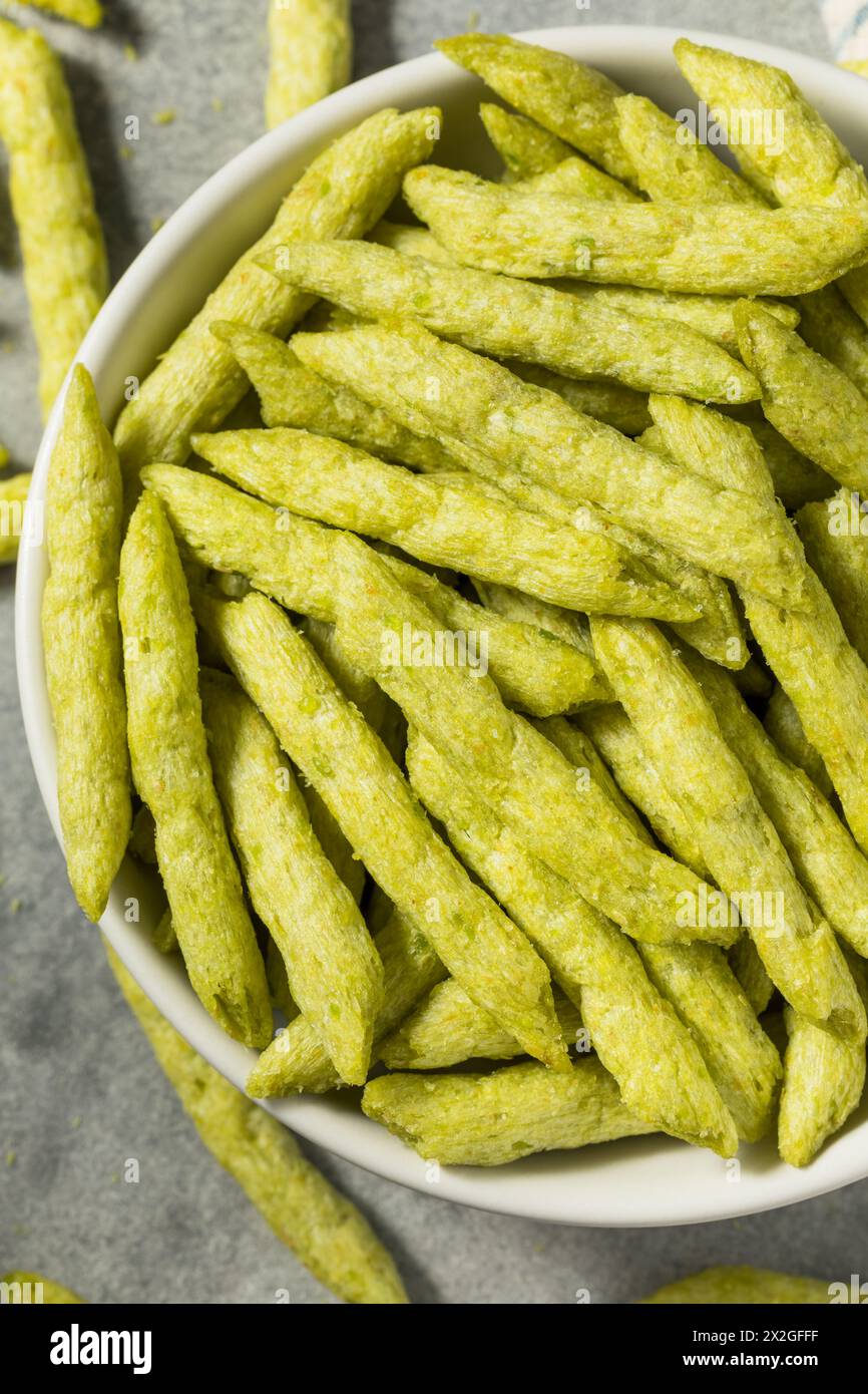 Gebratene Snap Pea Chips mit Meersalz Stockfoto