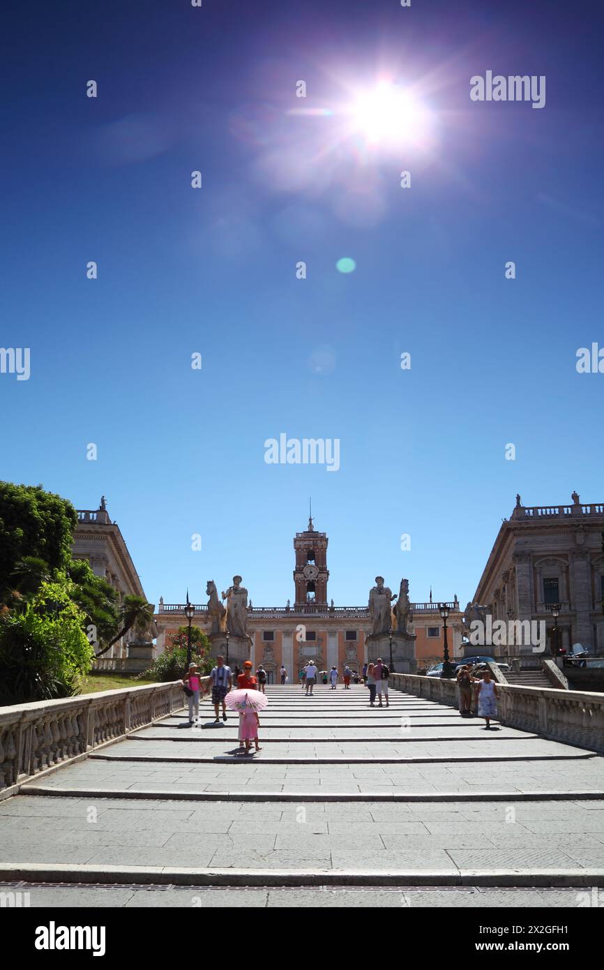 Touristen gehen am Sommertag in Rom, Italien, die Treppen zum Palazzo Senatorio hinauf Stockfoto