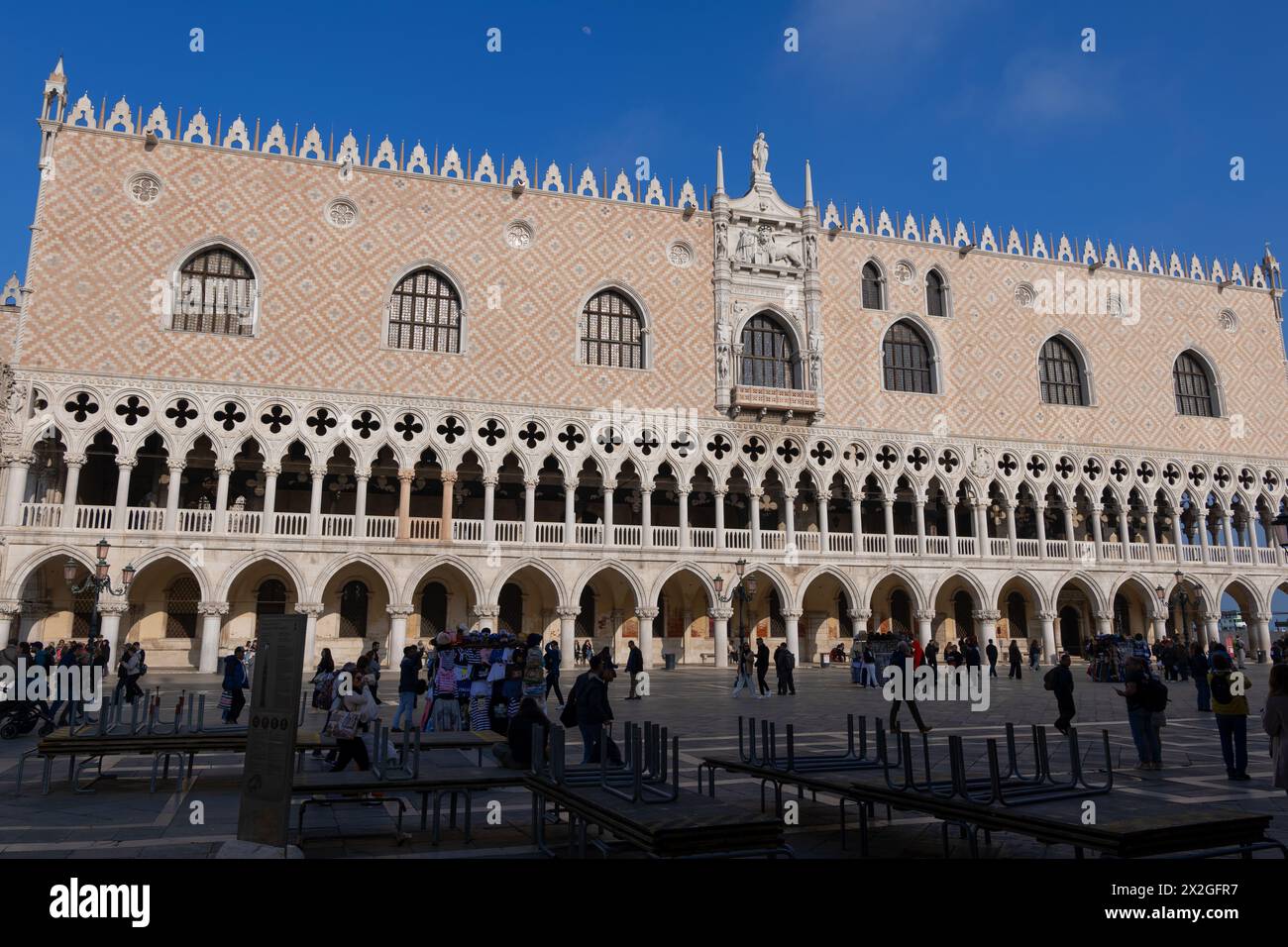 Venedig, Italien - 19. März 2024 - Dogenpalast (Palazzo Ducale), Wahrzeichen der Stadt im venezianischen gotischen Stil von 1340. Stockfoto