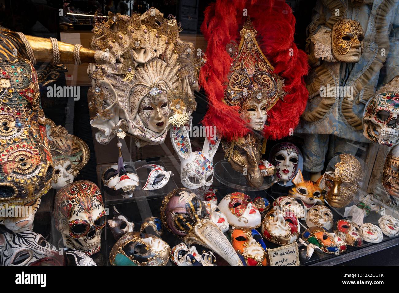 Venedig, Italien - 19. März 2024 - traditionelle venezianische Karnevalsmasken, handgefertigt in verschiedenen Größen und einzigartigen, originellen Designs im Shop Stockfoto