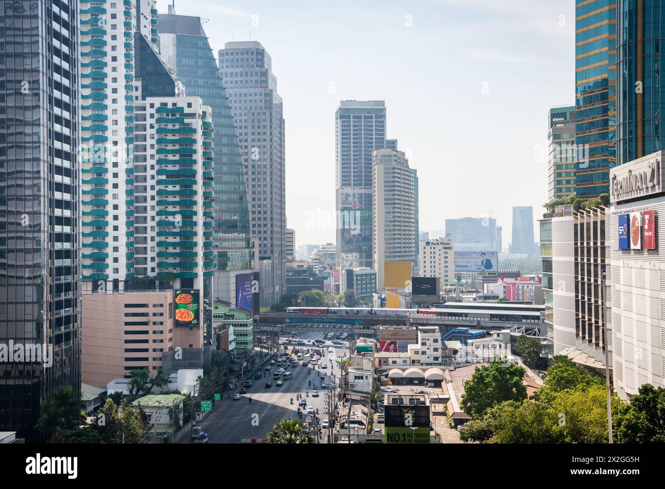 Mit Blick auf die Asoke Montri Road oder Sukhumvit Soi 21 in Bangkok City, Thailand. Der BTS Skytrain verlässt den Bahnhof Asoke im Hintergrund. Stockfoto