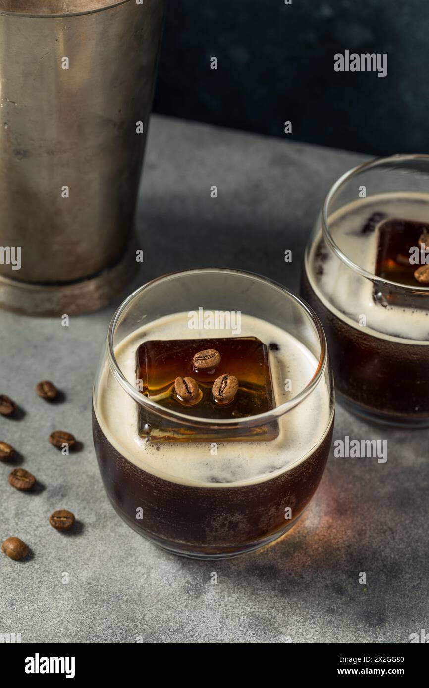 Boozy Mexican Cold Brew Carajillo Cocktail mit Kaffee und Vodka Stockfoto