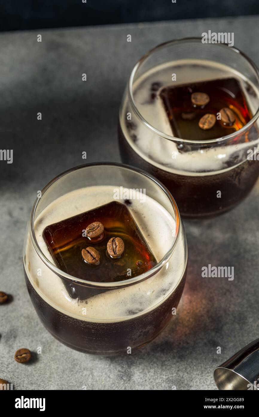 Boozy Mexican Cold Brew Carajillo Cocktail mit Kaffee und Vodka Stockfoto