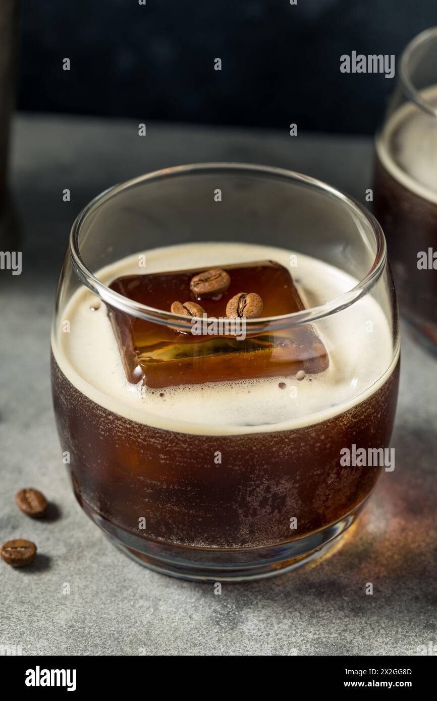 Boozy Mexican Cold Brew Carajillo Cocktail mit Kaffee und Vodka Stockfoto