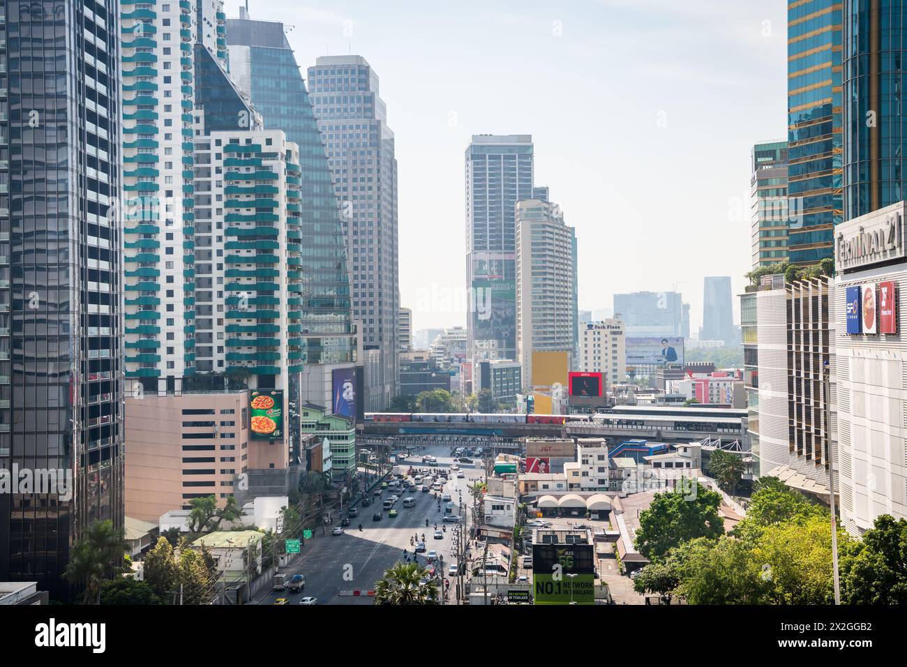 Mit Blick auf die Asoke Montri Road oder Sukhumvit Soi 21 in Bangkok City, Thailand. Der BTS Skytrain verlässt den Bahnhof Asoke im Hintergrund. Stockfoto