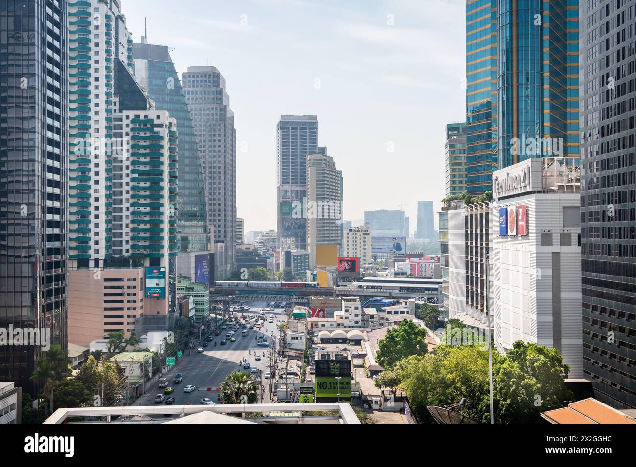 Mit Blick auf die Asoke Montri Road oder Sukhumvit Soi 21 in Bangkok City, Thailand. Der BTS Skytrain verlässt den Bahnhof Asoke im Hintergrund. Stockfoto