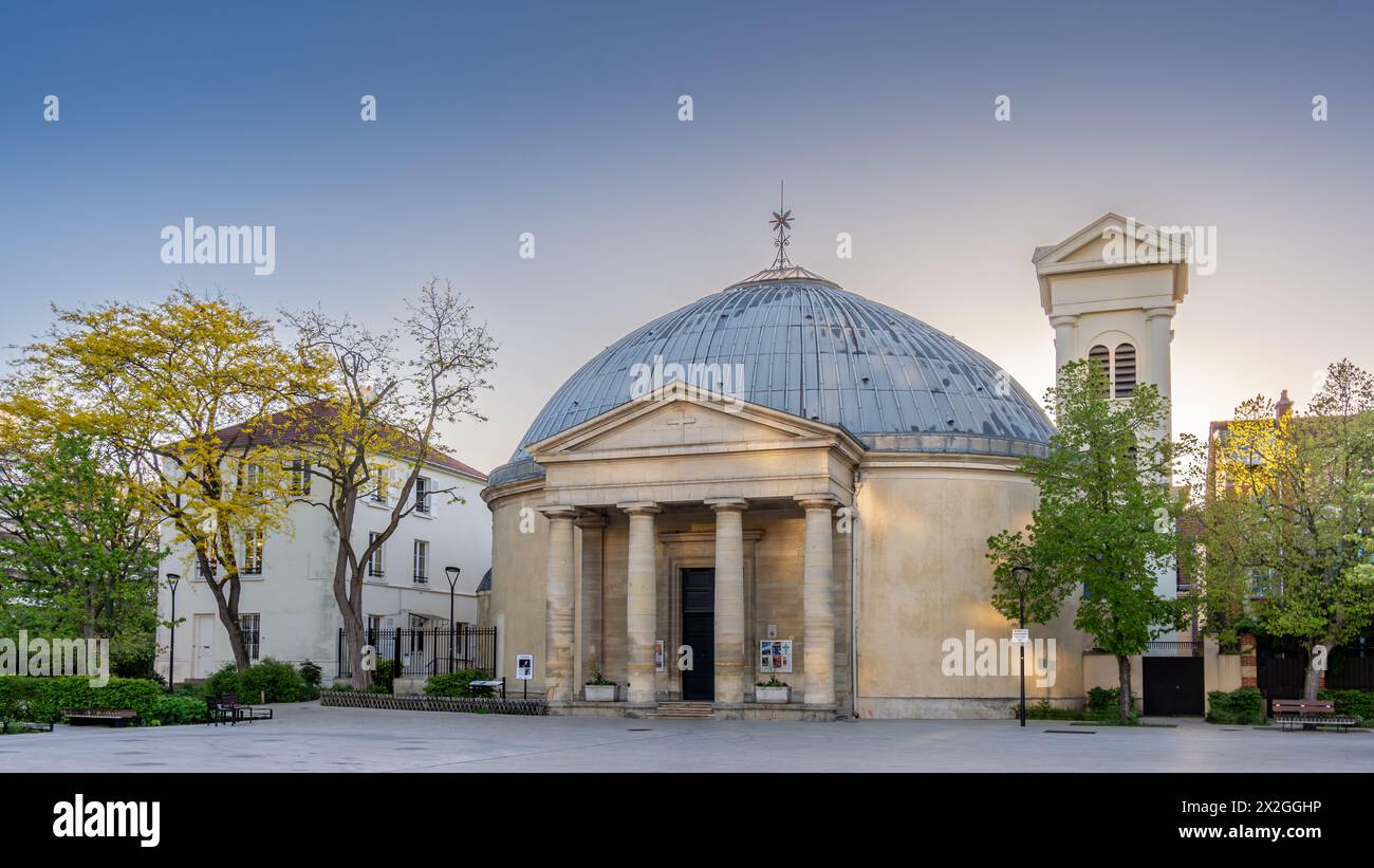 Außenansicht der katholischen Kirche Saint-Pierre-Saint-Paul von Courbevoie, Frankreich, erbaut im 18. Jahrhundert und als französisches historisches Denkmal gelistet Stockfoto