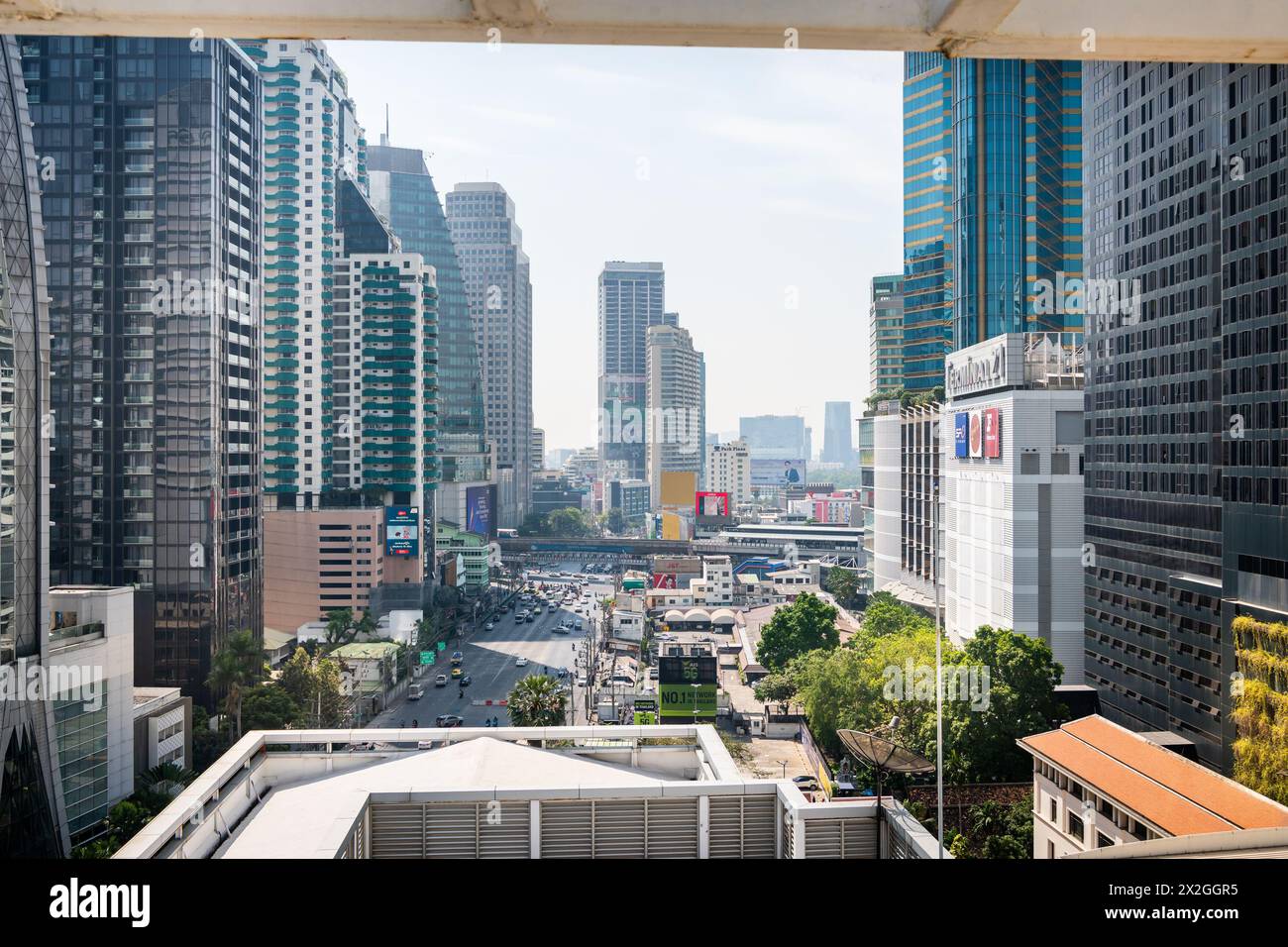 Mit Blick auf die Asoke Montri Road oder Sukhumvit Soi 21 in Bangkok City, Thailand. Der BTS Skytrain verlässt den Bahnhof Asoke im Hintergrund. Stockfoto