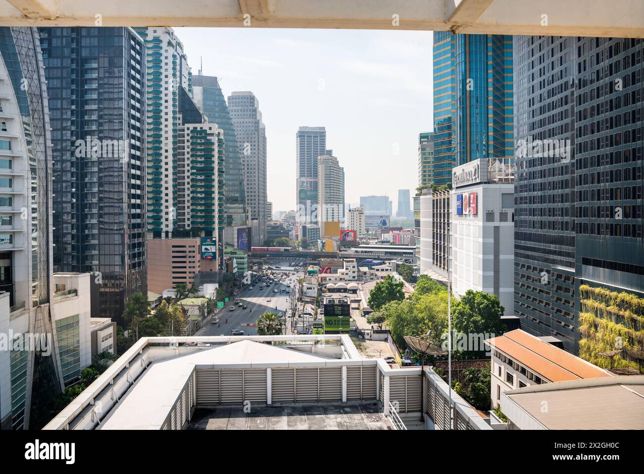 Mit Blick auf die Asoke Montri Road oder Sukhumvit Soi 21 in Bangkok City, Thailand. Der BTS Skytrain verlässt den Bahnhof Asoke im Hintergrund. Stockfoto