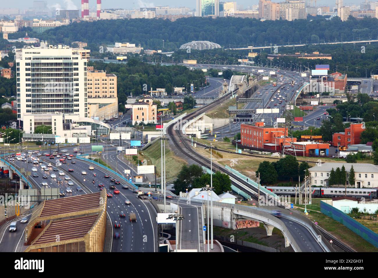 Viele Autos auf dem dritten Transportring, der Eisenbahn, dem Panorama von Moskau, Russland Stockfoto