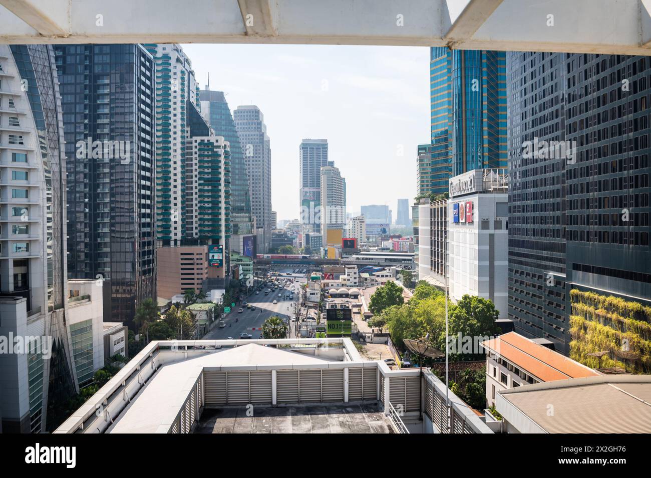 Mit Blick auf die Asoke Montri Road oder Sukhumvit Soi 21 in Bangkok City, Thailand. Der BTS Skytrain verlässt den Bahnhof Asoke im Hintergrund. Stockfoto