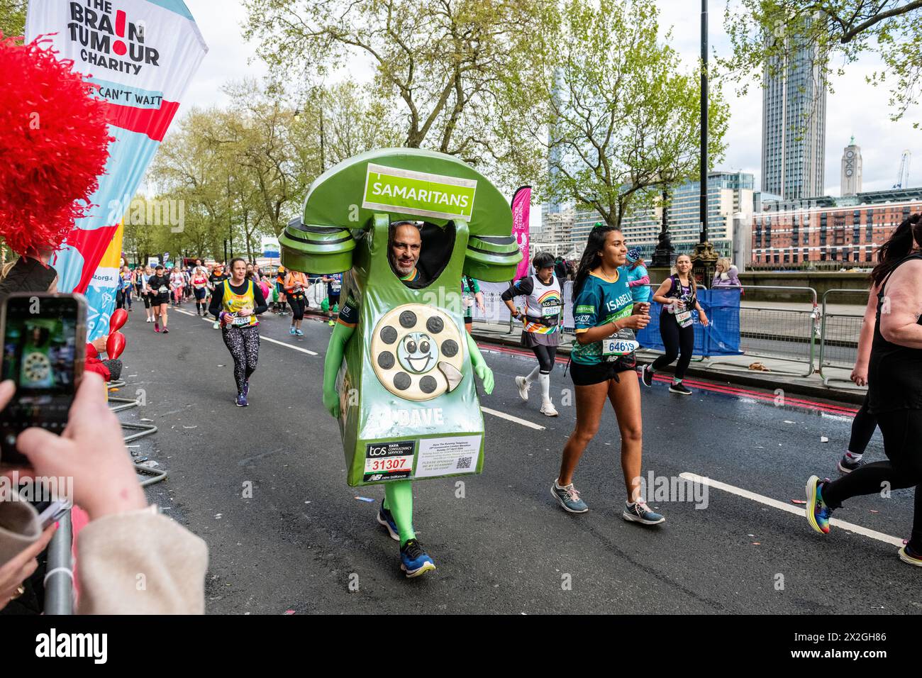 London, Großbritannien. April 2024. Dave Lock, bekannt als Samaritans Running Telephone, war auf den letzten zwei Meilen des London Marathons seinen 25. London Marathon 2024 in Folge in schicker Kleidung für die Charity The Samaritans Credit: Vue Studios/Alamy Live News Stockfoto