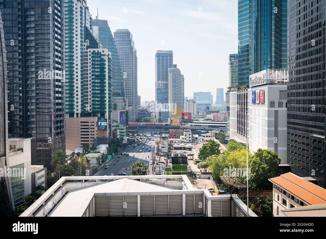 Mit Blick auf die Asoke Montri Road oder Sukhumvit Soi 21 in Bangkok City, Thailand. Der BTS Skytrain verlässt den Bahnhof Asoke im Hintergrund. Stockfoto