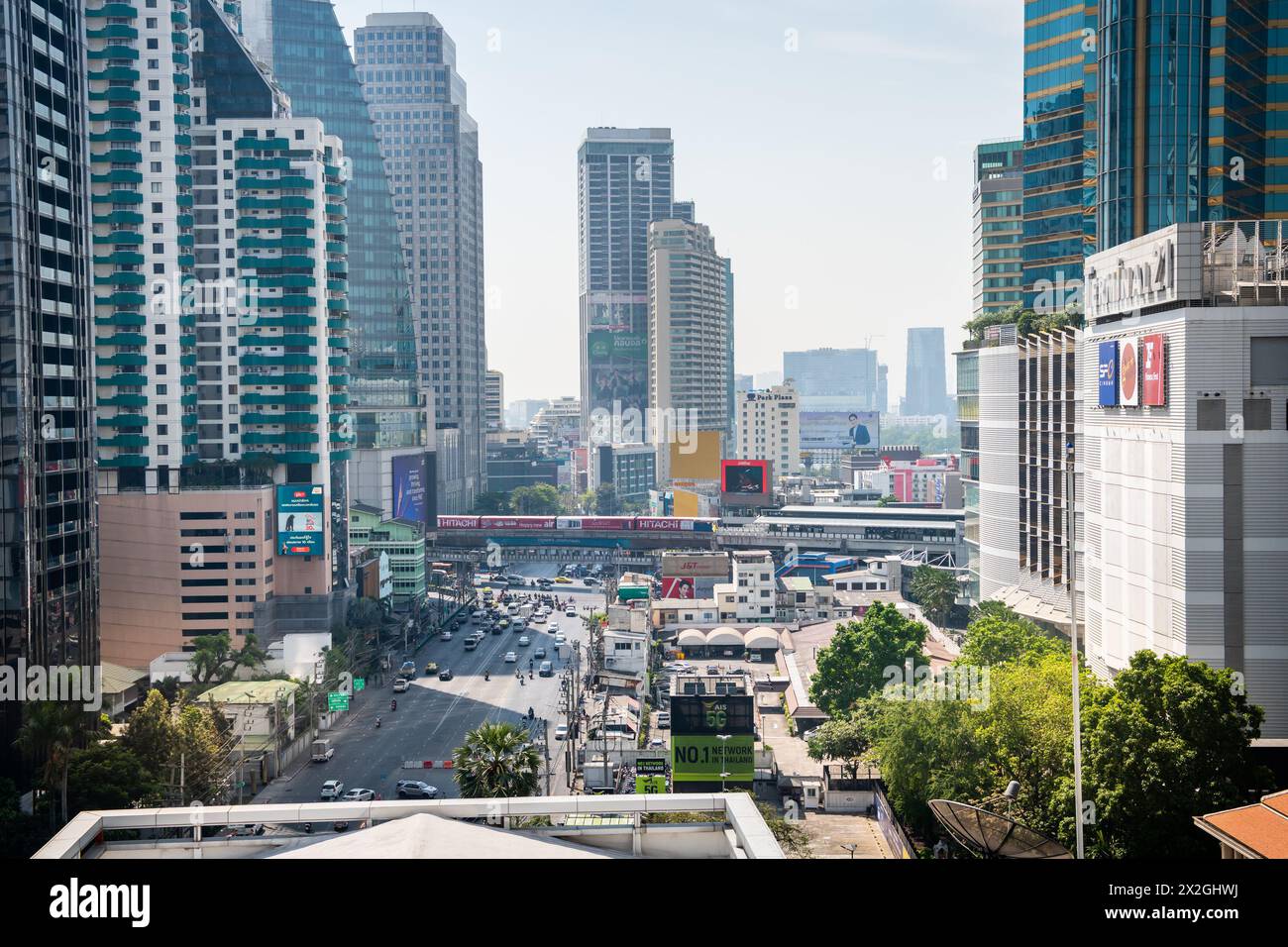 Mit Blick auf die Asoke Montri Road oder Sukhumvit Soi 21 in Bangkok City, Thailand. Der BTS Skytrain verlässt den Bahnhof Asoke im Hintergrund. Stockfoto
