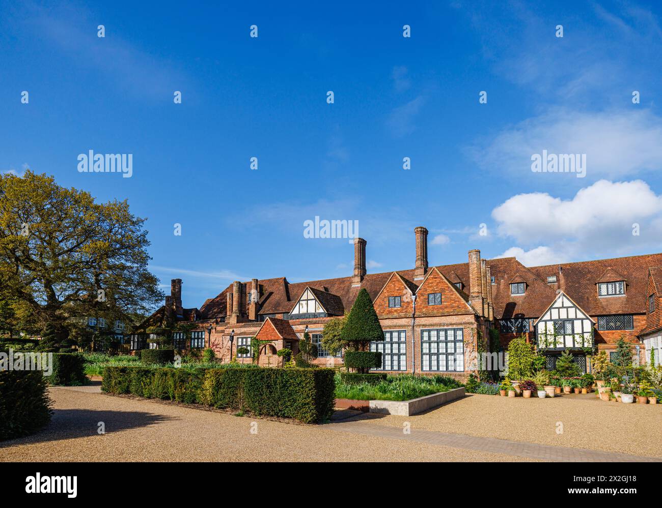 Das berühmte Laboratory Building im RHS Garden, Wisley, Surrey, Südosten Englands im Frühjahr Stockfoto