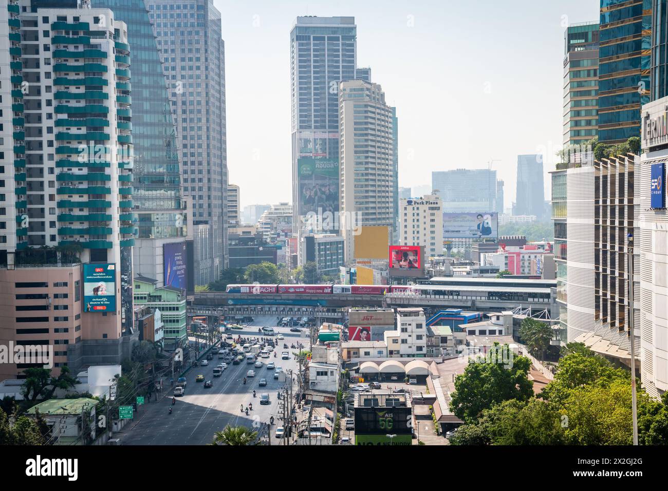 Mit Blick auf die Asoke Montri Road oder Sukhumvit Soi 21 in Bangkok City, Thailand. Der BTS Skytrain verlässt den Bahnhof Asoke im Hintergrund. Stockfoto