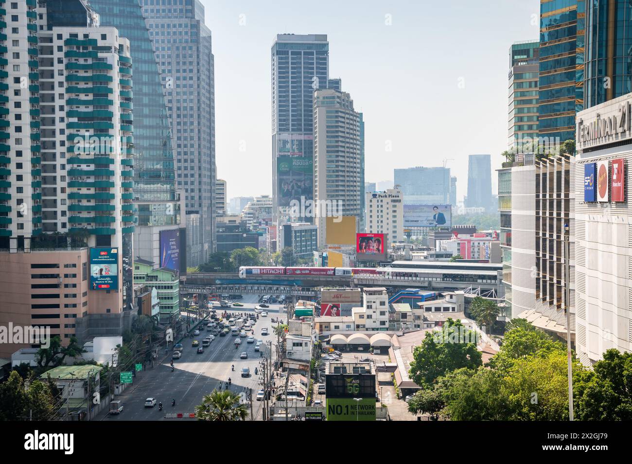 Mit Blick auf die Asoke Montri Road oder Sukhumvit Soi 21 in Bangkok City, Thailand. Der BTS Skytrain verlässt den Bahnhof Asoke im Hintergrund. Stockfoto